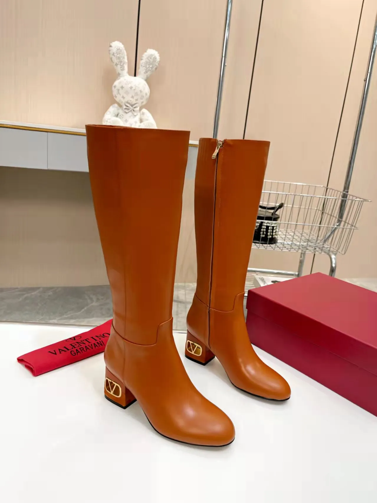 👟👟Ex-factory price 740👟👟 Genuine leather sole +40🆕 Valentino. Valentino autumn and winter fashion women's boots: Comfortable and versatile on the upper feet, showing long legs, Fabric: Imported first-layer cowhide ⚡The most popular V buckle ⚡Inside feet all genuine leather Code number: 35−40 (Customized size 41) Boot height: 15 inches